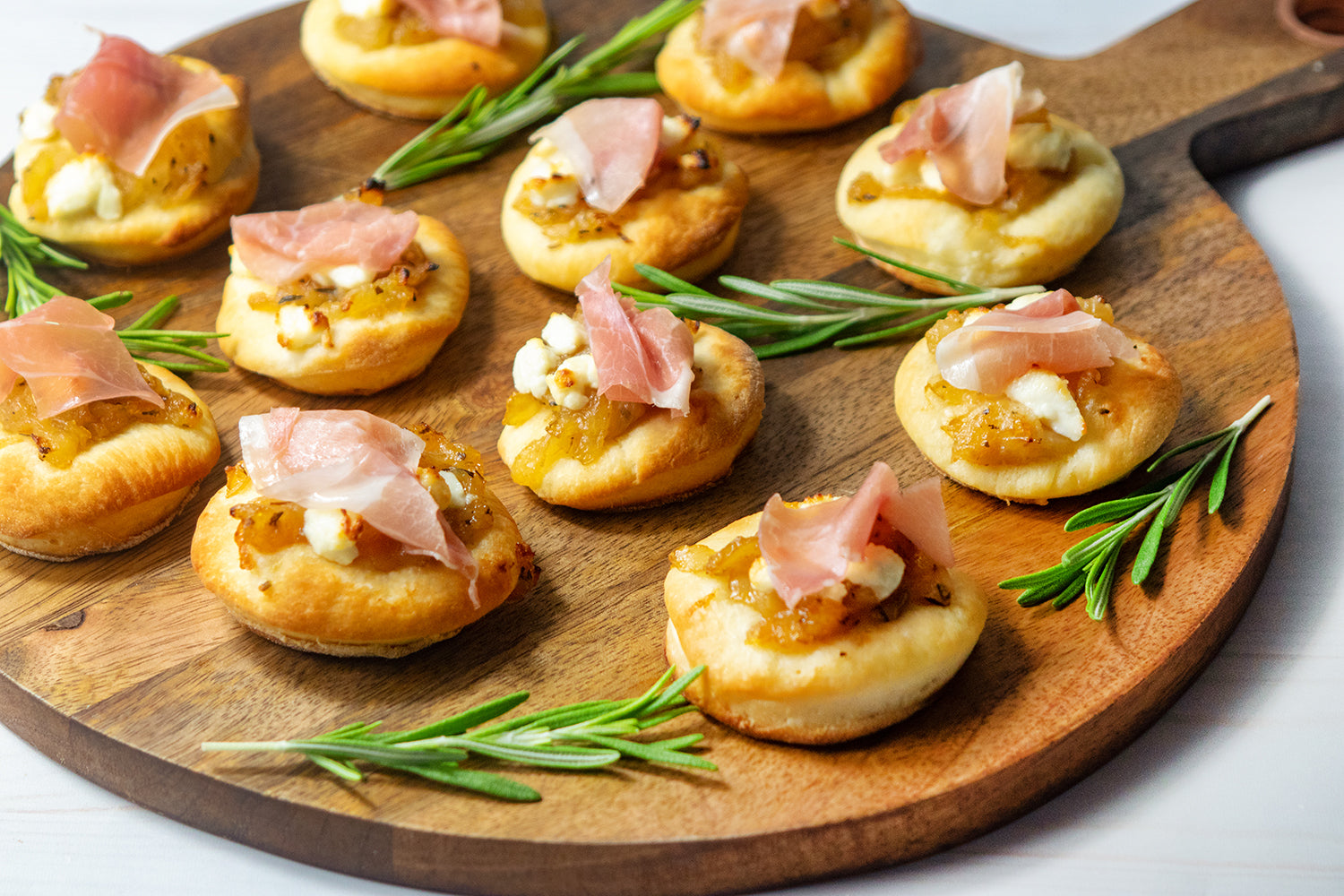 Caramelized Onion and Prosciutto Pizzettes, Credit: Elizabeth Newman