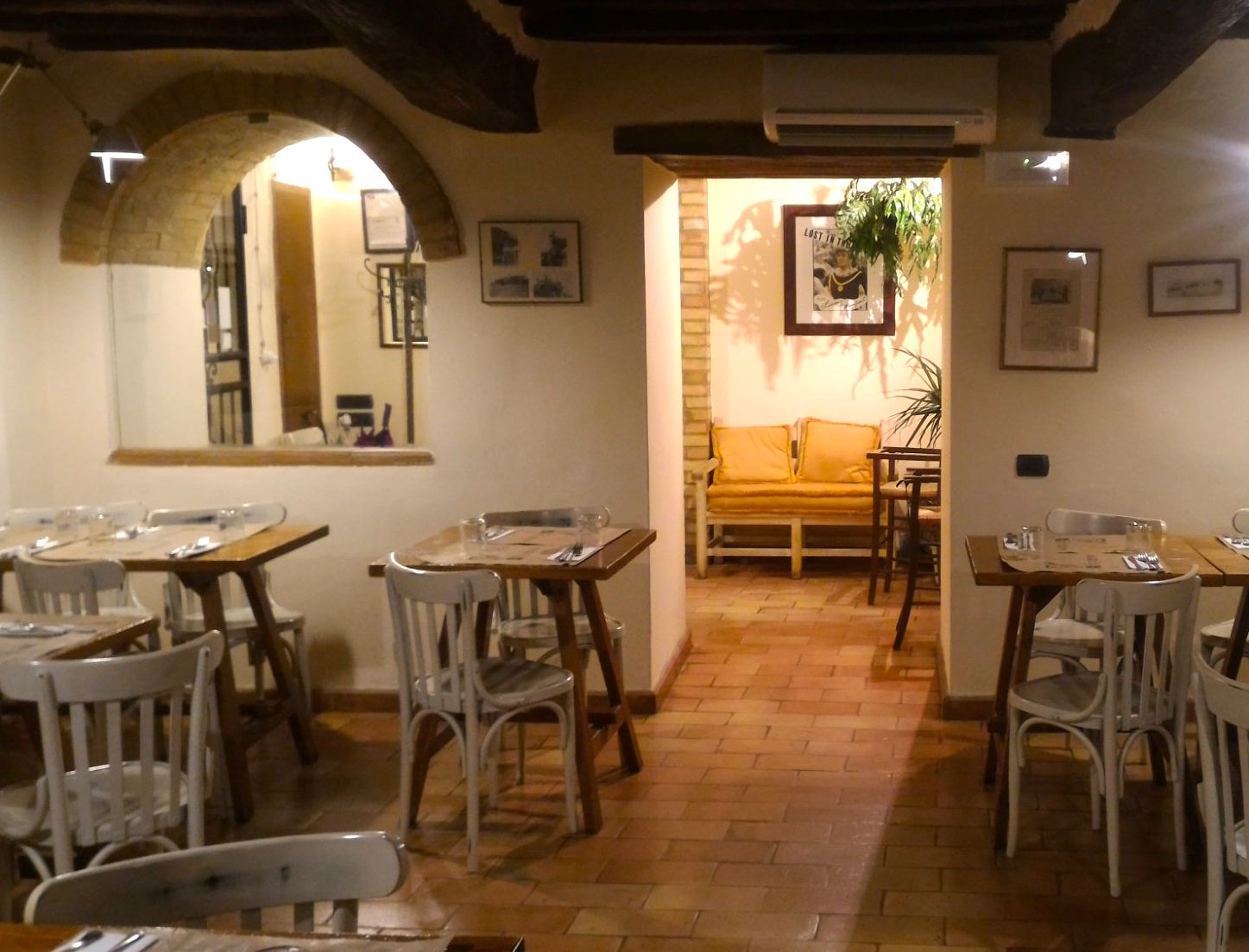 Ristorante Taverna del Grappolo Blu interior dining room